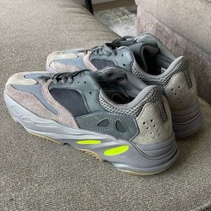 YEEZY Boost 700 ‘Mouve’ Sneakers